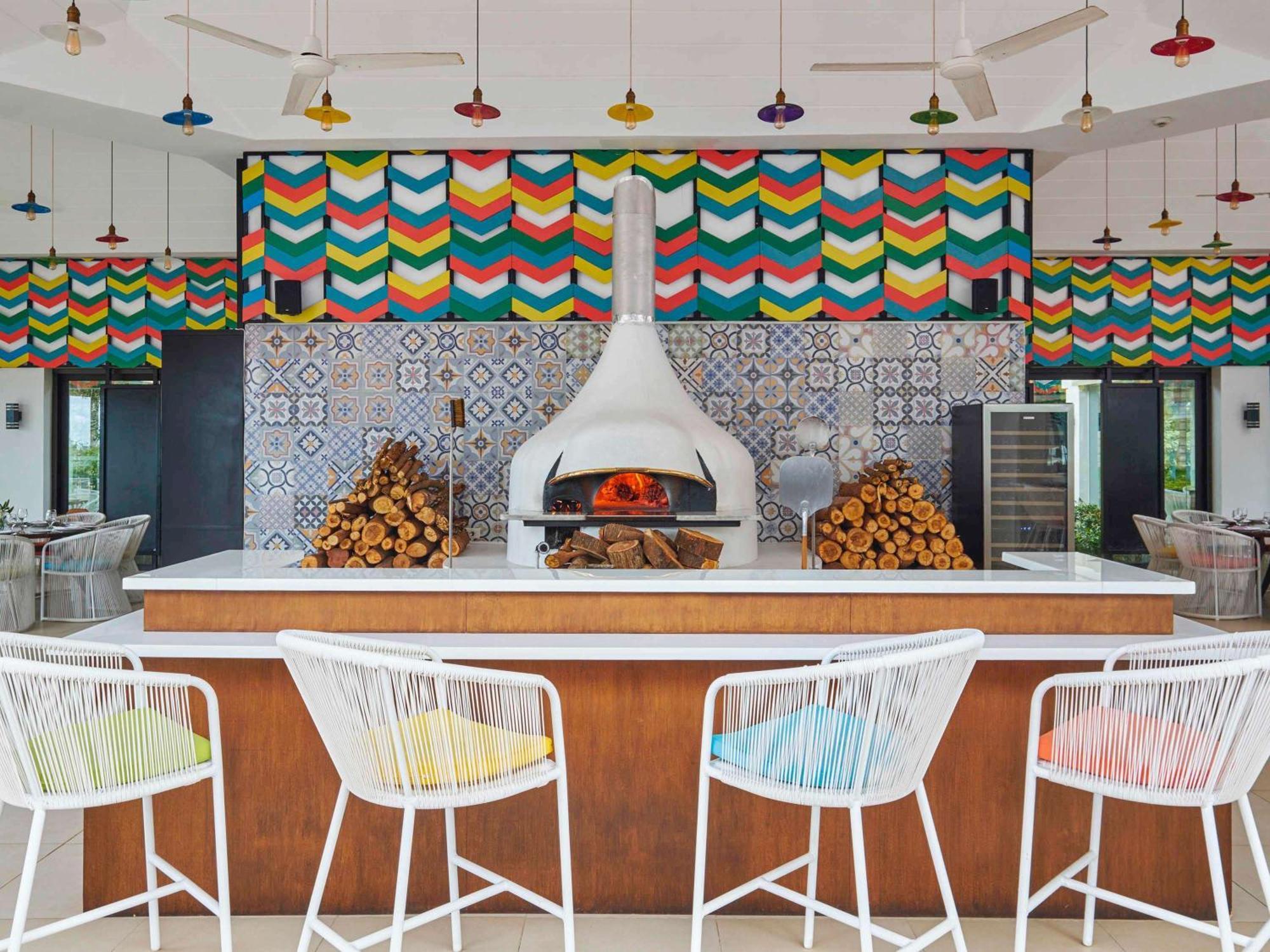 Movenpick Resort & Spa Boracay Yapak Εξωτερικό φωτογραφία The Pizza Bar at the Hotel
