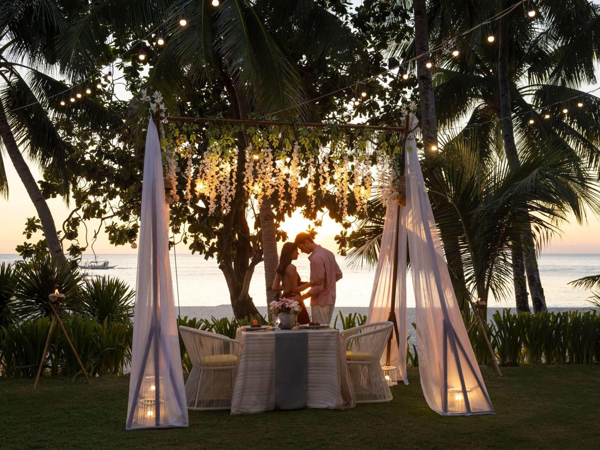 Movenpick Resort & Spa Boracay Yapak Εξωτερικό φωτογραφία A romantic dinner at the beach